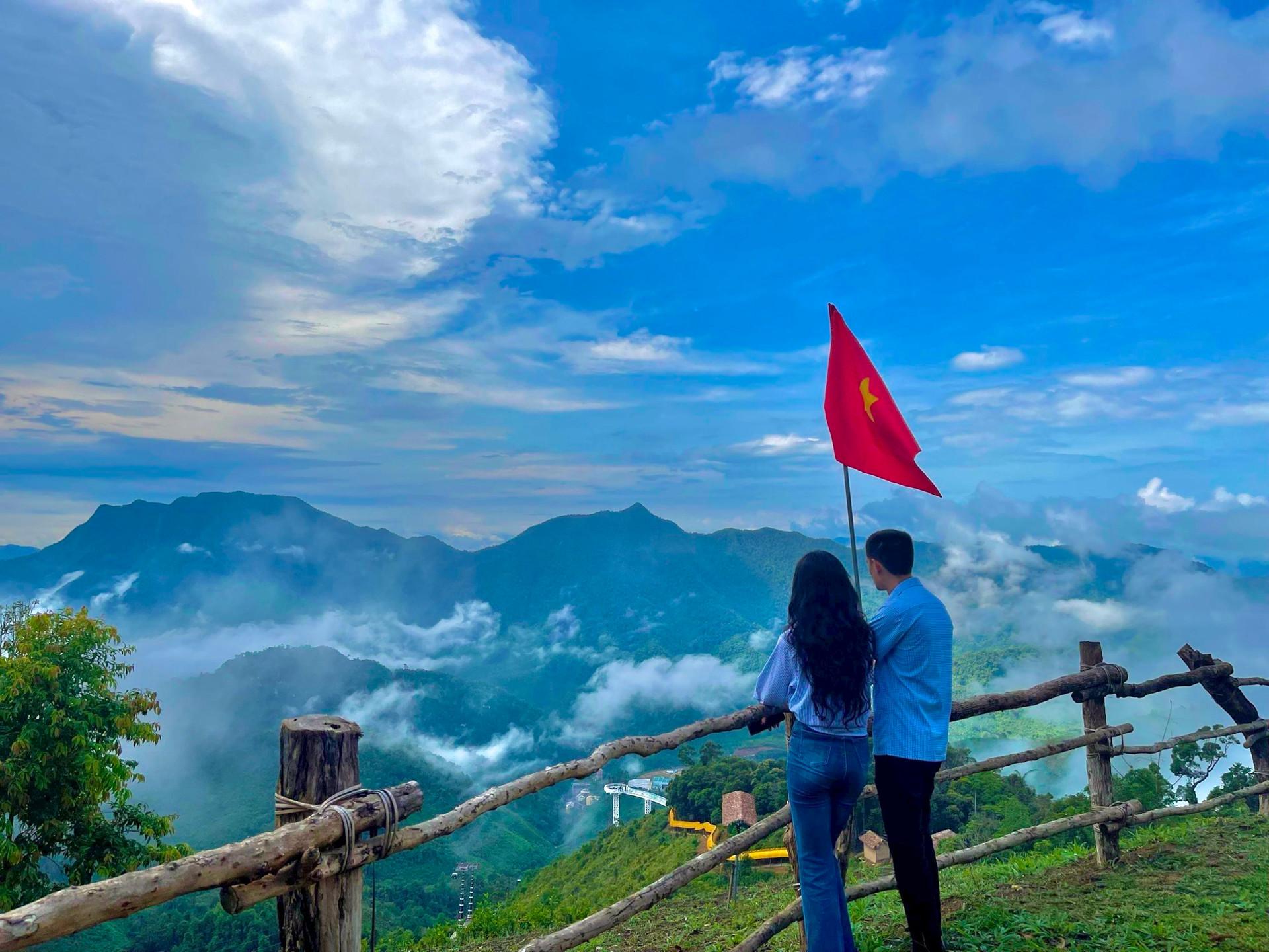 Độc đáo điểm ‘săn mây’ ở độ cao 800m tại Cổng Trời Đông Giang