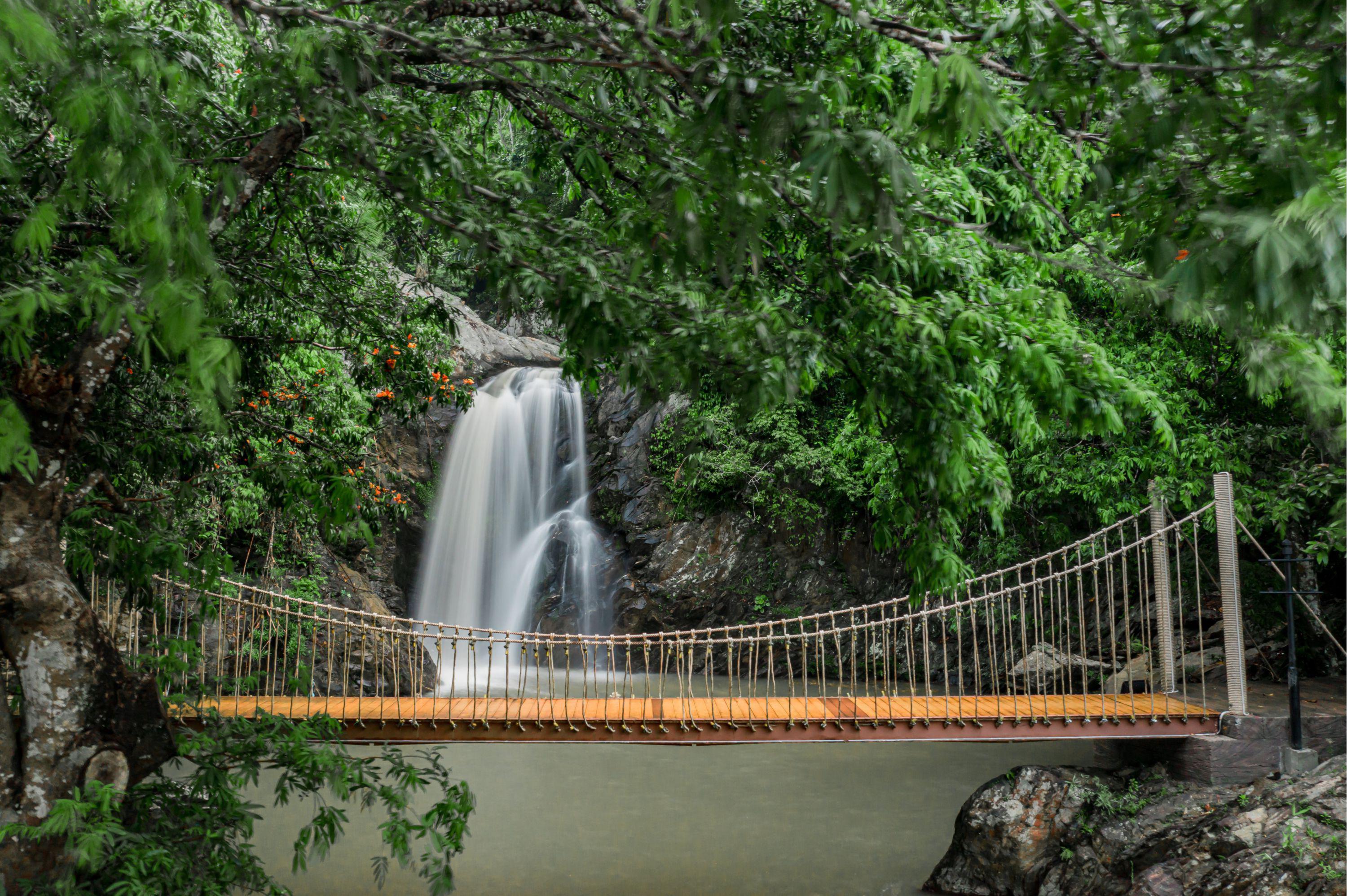 Khu du lịch sinh thái Cổng Trời Đông Giang lập kỷ lục có nhiều thác nước tự nhiên nhất Việt Nam