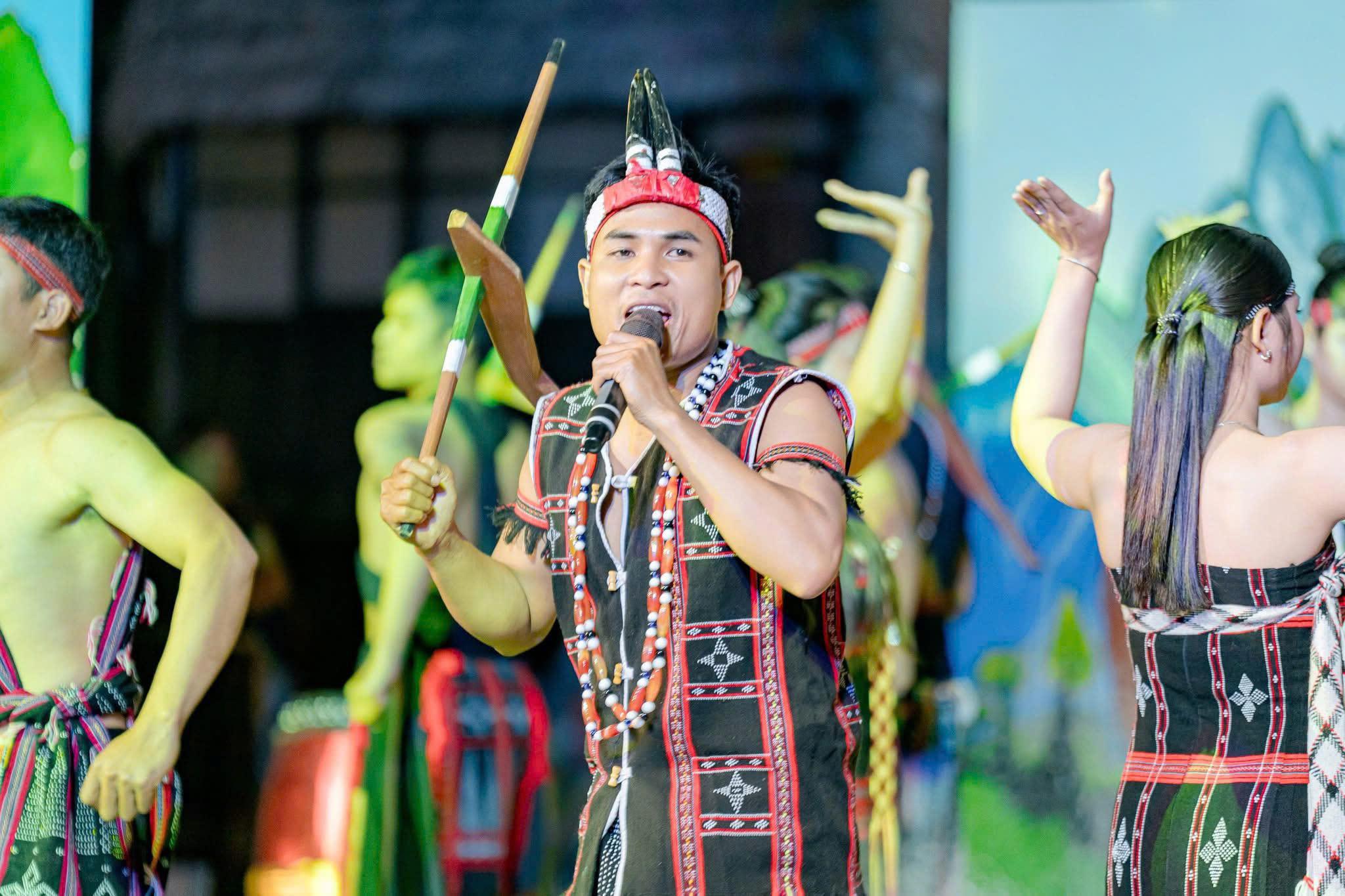 GẶP BRIU CHƠN, CHÀNG TRAI CƠ TU NỖ LỰC ĐƯA HÌNH ẢNH CỔNG TRỜI ĐÔNG GIANG “PHỦ SÓNG” MẠNG XÃ HỘI